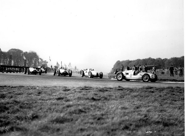 Donington Park, Great Britain.
22 October 1938.
Tazio Nuvolari leads Hermann Muller (both Auto Union D-typ), Manfred von Brauchitsch and Dick Seaman (both Mercedes-Benz W154) at the start. They finished in 1st, 4th, 5th and 3rd positions respectively.
Published-Autocar 28/10/1938 p856. Ref-C16132.
World Copyright - LAT Photographic