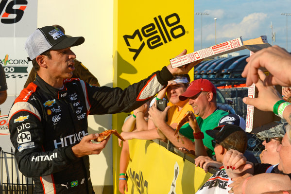 Verizon IndyCar Series
Iowa Corn 300
Iowa Speedway, Newton, IA USA
Sunday 9 July 2017
Winner Helio Castroneves, Team Penske Chevrolet shares pizza with the fans in Victory Lane.
World Copyright: F. Peirce Williams
LAT Images