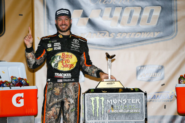 Monster Energy NASCAR Cup Series
Hollywood Casino 400
Kansas Speedway, Kansas City, KS USA
Sunday 22 October 2017
Martin Truex Jr, Furniture Row Racing, Bass Pro Shops / Tracker Boats Toyota Camry victory lane
World Copyright: Barry Cantrell
LAT Images