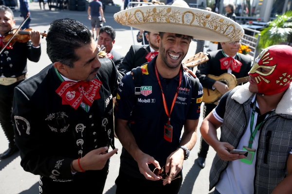 Autodromo Hermanos Rodriguez, Mexico City, Mexico.
Thursday 26 October 2017.
Daniel Ricciardo, Red Bull Racing, dons a sombrero, next to locals in traditional costume.
World Copyright: Charles Coates/LAT Images 
ref: Digital Image DJ5R6934