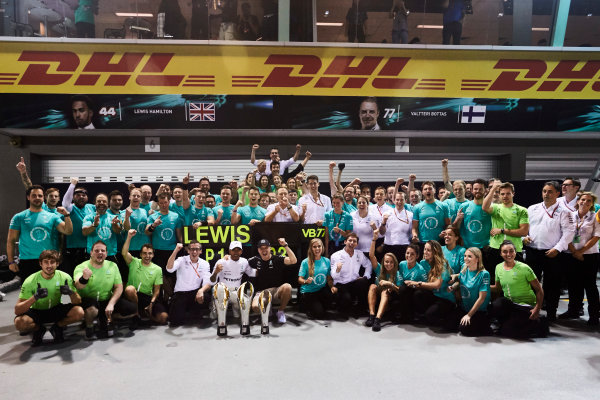 Marina Bay Circuit, Marina Bay, Singapore.
Sunday 17 September 2017.
Lewis Hamilton, Mercedes AMG, 1st Position, Valtteri Bottas, Mercedes AMG, 3rd Position, and the Mercedes team celebrate.
World Copyright: Steve Etherington/LAT Images 
ref: Digital Image SNE17398