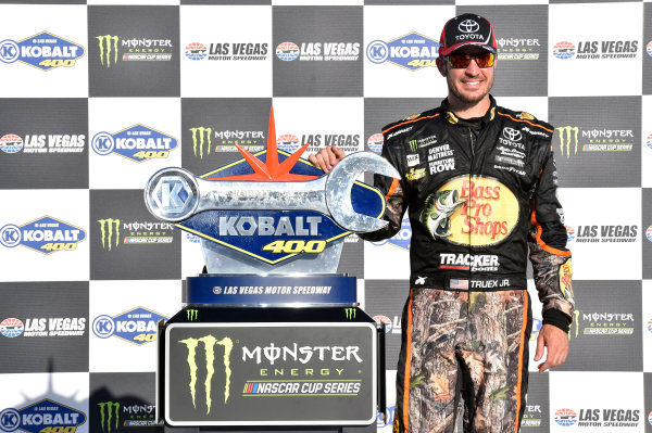 2017 Monster Energy NASCAR Cup Series - Kobalt 400
Las Vegas Motor Speedway - Las Vegas, NV USA
Sunday 12 March 2017
Martin Truex Jr, Bass Pro Shops/TRACKER BOATS Toyota Camry celebrates his win in Victory Lane
World Copyright: Nigel Kinrade/LAT Images
ref: Digital Image 17LAS1nk07835