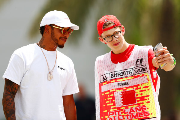 Bahrain International Circuit, Sakhir, Bahrain. 
Thursday 13 April 2017.
Lewis Hamilton, Mercedes AMG, poses for a picture with a member of circuit staff.
World Copyright: Sam Bloxham/LAT Images
ref: Digital Image _W6I7894