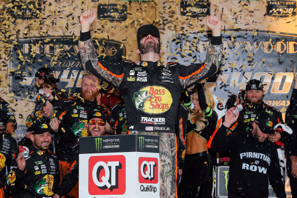 Monster Energy NASCAR Cup Series
Hollywood Casino 400
Kansas Speedway, Kansas City, KS USA
Sunday 22 October 2017
Martin Truex Jr, Furniture Row Racing, Bass Pro Shops / Tracker Boats Toyota Camry celebrates in victory lane
World Copyright: Russell LaBounty
LAT Images Monster Energy NASCAR Cup Series
Hollywood Casino 400
Kansas Speedway, Kansas City, KS USA
Sunday 22 October 2017
Martin Truex Jr, Furniture Row Racing, Bass Pro Shops / Tracker Boats Toyota Camry celebrates in victory lane
World Copyright: Russell LaBounty
LAT Images