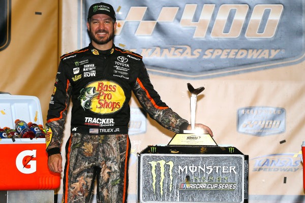 Monster Energy NASCAR Cup Series
Hollywood Casino 400
Kansas Speedway, Kansas City, KS USA
Sunday 22 October 2017
Martin Truex Jr, Furniture Row Racing, Bass Pro Shops / Tracker Boats Toyota Camry celebrates in victory lane
World Copyright: Russell LaBounty
LAT Images Monster Energy NASCAR Cup Series
Hollywood Casino 400
Kansas Speedway, Kansas City, KS USA
Sunday 22 October 2017
Martin Truex Jr, Furniture Row Racing, Bass Pro Shops / Tracker Boats Toyota Camry celebrates in victory lane
World Copyright: Russell LaBounty
LAT Images