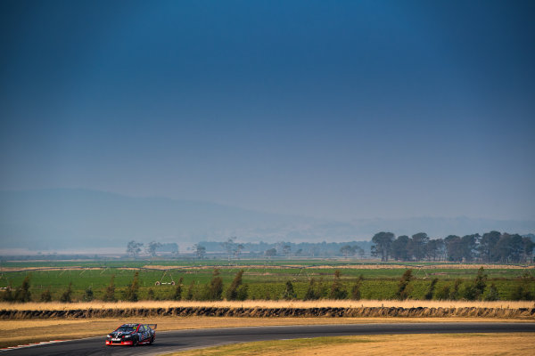 2017 Supercars Championship Round 2.
Tasmania SuperSprint, Simmons Plains Raceway, Tasmania, Australia.
Friday April 7th to Sunday April 9th 2017.
James Courtney drives the #22 Mobil 1 HSV Racing Holden Commodore VF.
World Copyright: Daniel Kalisz/LAT Images
Ref: Digital Image 070417_VASCR2_DKIMG_1547.JPG 2017 Supercars Championship Round 2.
Tasmania SuperSprint, Simmons Plains Raceway, Tasmania, Australia.
Friday April 7th to Sunday April 9th 2017.
James Courtney drives the #22 Mobil 1 HSV Racing Holden Commodore VF.
World Copyright: Daniel Kalisz/LAT Images
Ref: Digital Image 070417_VASCR2_DKIMG_1547.JPG