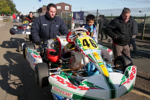 (L to R): Mechanic Dan Barrett (GBR), Alex Albon (GBR) Mick Barrett Racing with his father Nigel Albon (GBR).
MSA Super 1 KF3 Championship, Shenington, England, 3-5 October 2008.