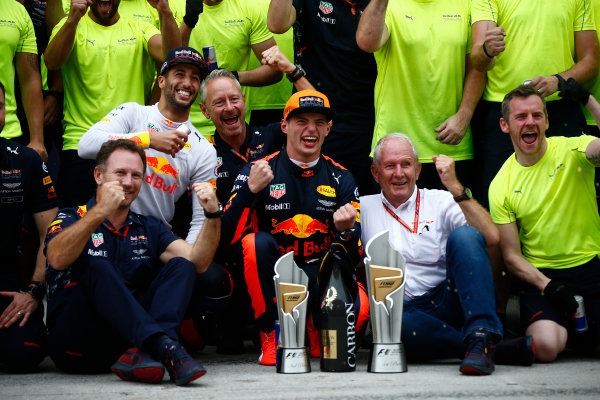 Sepang International Circuit, Sepang, Malaysia.
Sunday 1 October 2017.
Max Verstappen, Red Bull, 1st Position, Daniel Ricciardo, Red Bull Racing, 3rd Position, Christian Horner, Team Principal, Red Bull Racing, Helmut Markko, Consultant, Red Bull Racing, and the Red Bull team celebrate.
World Copyright: Andrew Hone/LAT Images
ref: Digital Image _ONZ0511 Sepang International Circuit, Sepang, Malaysia.
Sunday 1 October 2017.
Max Verstappen, Red Bull, 1st Position, Daniel Ricciardo, Red Bull Racing, 3rd Position, Christian Horner, Team Principal, Red Bull Racing, Helmut Markko, Consultant, Red Bull Racing, and the Red Bull team celebrate.
World Copyright: Andrew Hone/LAT Images
ref: Digital Image _ONZ0511