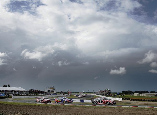 2005 Australian V8 Supercars
Symmons Plains Raceway, Australia. 11th - 13th November 2005
Race winner Garth Tander (HSV Dealer Team Holden Commodore VZ). Action.
World Copyright: Mark Horsburgh / LAT Photographic
ref: 05AusV8SP47
