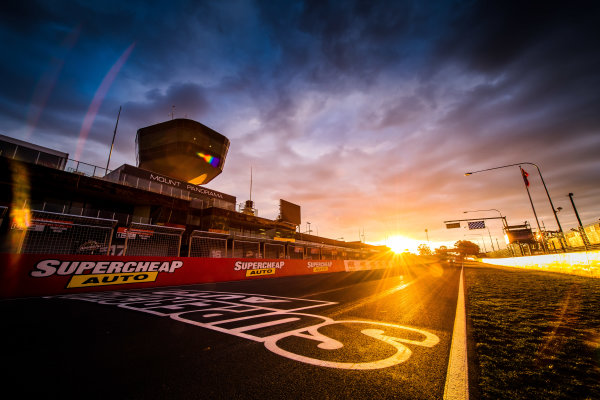 2017 Supercars Championship Round 11. 
Bathurst 1000, Mount Panorama, New South Wales, Australia.
Tuesday 3rd October to Sunday 8th October 2017.
Start finish line.
World Copyright: Daniel Kalisz/LAT Images
Ref: Digital Image 031017_VASCR11_DKIMG_0096.jpg