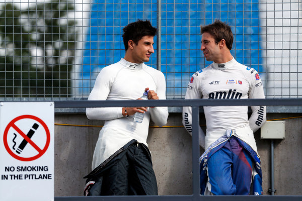 FIA Formula E Second Pre-Season Testing Event.
Mitch Evans, Panasonic Jaguar Racing, Spark-Jaguar, talks to Antonio Felix da Costa, MS Amlin Andretti, Spark-Andretti.
Donington Park Racecourse,
Derby, United Kingdom.
Wednesday 7 September 2016.
Photo: Adam Warner / LAT
ref: Digital Image _14P4220
