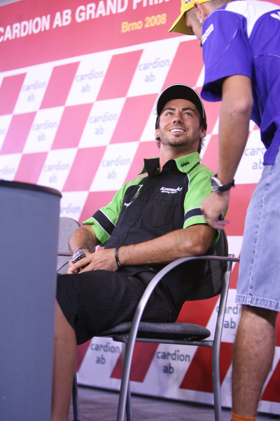 2008 MotoGP Championship - Czech Republic
Brno, Czech Republic. 14th - 17th August 2008.
John Hopkins Kawasaki Racing Team explains his crash at Assen to Valentino Rossi and his 3 race absence.
World Copyright: Martin Heath / LAT Photographic
ref: Digital Image BPI_Moto
5jta