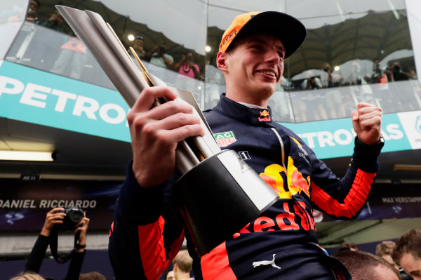 Sepang International Circuit, Sepang, Malaysia.
Sunday 01 October 2017.
Max Verstappen, Red Bull Racing, lifts his winner’s trophy as he is hoisted into the air by mechanics.
World Copyright: Zak Mauger/LAT Images
ref: Digital Image _56I3763 Sepang International Circuit, Sepang, Malaysia.
Sunday 01 October 2017.
Max Verstappen, Red Bull Racing, lifts his winner’s trophy as he is hoisted into the air by mechanics.
World Copyright: Zak Mauger/LAT Images
ref: Digital Image _56I3763