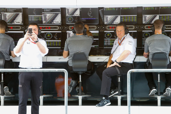 Yas Marina Circuit, Abu Dhabi, United Arab Emirates.
Saturday 25 November 2017.
Eric Boullier, Racing Director, McLaren and Zak Brown, Executive Director, McLaren Technology Group on the pit wall.
World Copyright: Steven Tee/LAT Images 
ref: Digital Image _R3I3387