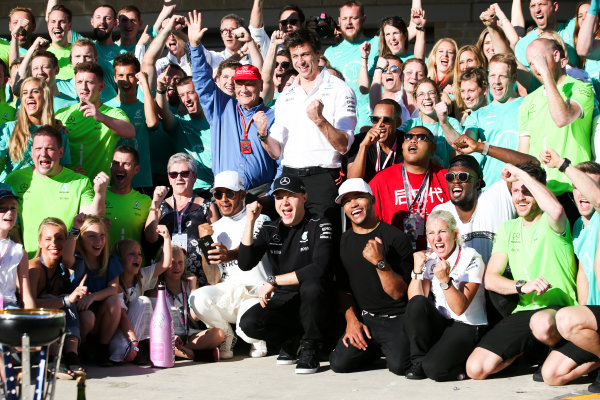 Circuit of the Americas, Austin, Texas, United States of America.
Sunday 22 October 2017.
Lewis Hamilton, Mercedes AMG, 1st Position, Niki Lauda, Non-Executive Chairman, Mercedes AMG, Valtteri Bottas, Mercedes AMG, Toto Wolff, Executive Director (Business), Mercedes AMG, Nick Hamilton and the Mercedes team celebrate winning the race and the Constructors title.
World Copyright: Charles Coates/LAT Images 
ref: Digital Image AN7T2382