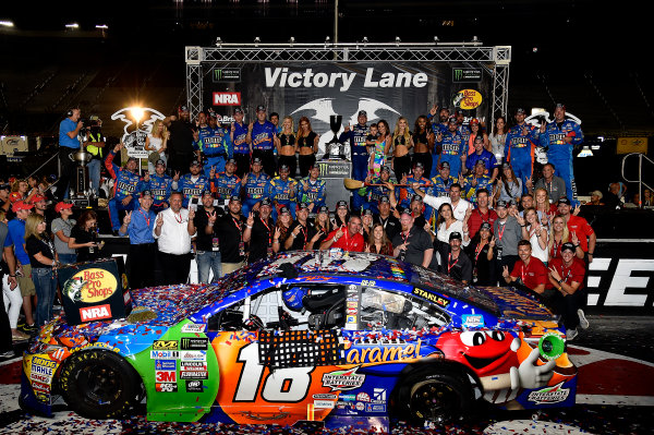 Monster Energy NASCAR Cup Series
Bass Pro Shops NRA Night Race
Bristol Motor Speedway, Bristol, TN USA
Saturday 19 August 2017
Kyle Busch, Joe Gibbs Racing, M&M's Caramel Toyota Camry wins
World Copyright: Rusty Jarrett
LAT Images Monster Energy NASCAR Cup Series
Bass Pro Shops NRA Night Race
Bristol Motor Speedway, Bristol, TN USA
Saturday 19 August 2017
Kyle Busch, Joe Gibbs Racing, M&M's Caramel Toyota Camry wins
World Copyright: Rusty Jarrett
LAT Images