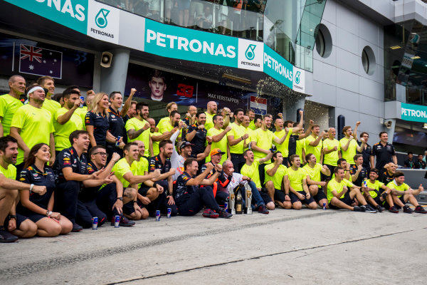 Sepang International Circuit, Sepang, Malaysia.
Sunday 1 October 2017.
Max Verstappen, Red Bull, 1st Position, Daniel Ricciardo, Red Bull Racing, 3rd Position, Christian Horner, Team Principal, Red Bull Racing, Helmut Markko, Consultant, Red Bull Racing, and the Red Bull team celebrate.
World Copyright: Zak Mauger/LAT Images
ref: Digital Image _56I3682 Sepang International Circuit, Sepang, Malaysia.
Sunday 1 October 2017.
Max Verstappen, Red Bull, 1st Position, Daniel Ricciardo, Red Bull Racing, 3rd Position, Christian Horner, Team Principal, Red Bull Racing, Helmut Markko, Consultant, Red Bull Racing, and the Red Bull team celebrate.
World Copyright: Zak Mauger/LAT Images
ref: Digital Image _56I3682