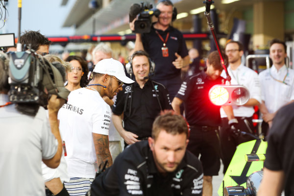 Yas Marina Circuit, Abu Dhabi, United Arab Emirates.
Thursday 23 November 2017.
Lewis Hamilton, Mercedes AMG, joins in with the practice pitstops.
World Copyright: Charles Coates/LAT Images 
ref: Digital Image AN7T0349