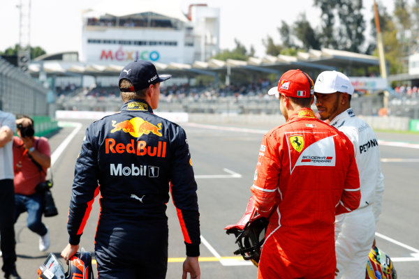 Autodromo Hermanos Rodriguez, Mexico City, Mexico.
Saturday 28 October 2017.
Pole winner Sebastian Vettel, Ferrari, talks to Max Verstappen, Red Bull Racing, and Lewis Hamilton, Mercedes AMG. 
World Copyright: Steven Tee/LAT Images 
ref: Digital Image _R3I5489