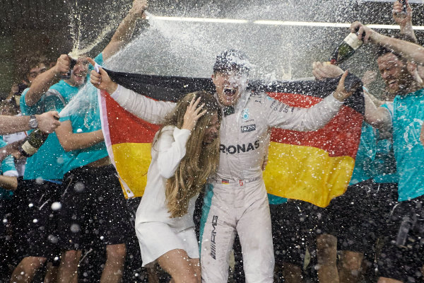 Yas Marina Circuit, Abu Dhabi, United Arab Emirates.
Sunday 27 November 2016.
Nico Rosberg, Mercedes AMG, newly crowned World Champion, celebrates with his wife Vivian and his team.
World Copyright: Steve Etherington/LAT Photographic
ref: Digital Image SNE21274