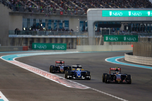 Yas Marina Circuit, Abu Dhabi, United Arab Emirates.
Sunday 29 November 2015.
Carlos Sainz Jr, Toro Rosso STR10 Renault, leads Marcus Ericsson, Sauber C34 Ferrari, and Max Verstappen, Toro Rosso STR10 Renault.
World Copyright: Sam Bloxham/LAT Photographic
ref: Digital Image _SBL8753